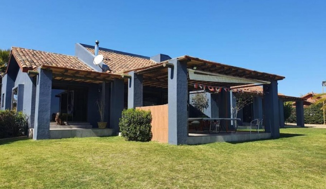 Espectacular Casa tipo resort y cabaña recién remodeladas. En una parcela de 10.000 metros cuadrados encontrarás esta casa de la cual no vas a querer salir. La Casa está impecable, con muebles nuevos y tiene todo lo que necesitas y más!!