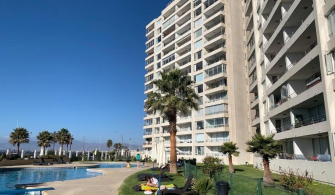 Primera línea frente al mar, con gran piscina.