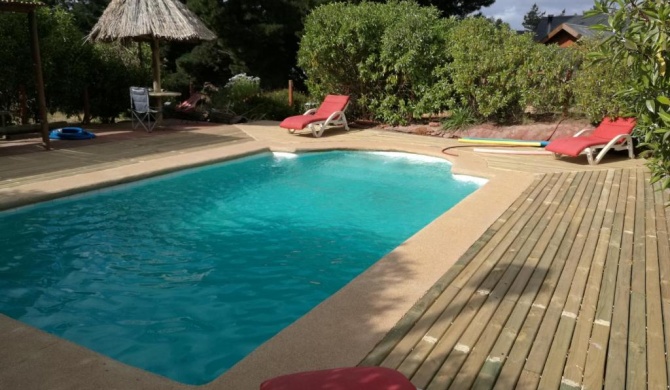 lodge con piscina privada, parcela de campo.