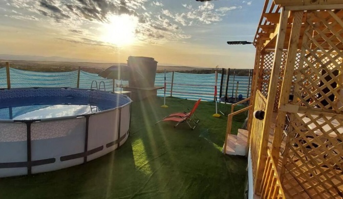 Cabaña con piscina, vista al Oasís de Pica.