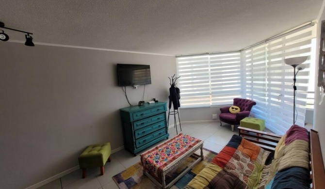 Departamento grande en condominio en primera linea frente al mar. Bajar con toalla y tenderse en la playa. equipado y amoblado con mucho cariño, especialmente para familias numerosas con niños, tiene wifi contratado para teletrabajar.