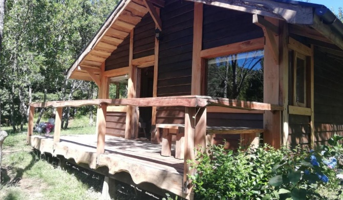 Cabana rustica 2 maravillosa,con troncos nativos, con orilla de Rio Trancura