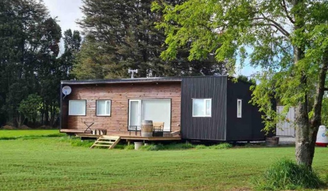 Cabaña nueva y acogedora con orilla de lago