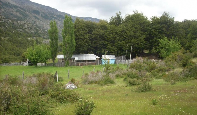 Refugio - campamento para Pescadores, a orillas del Lago Ciervo Villa OHiggins Acceso a pie a caballo o embarcado
