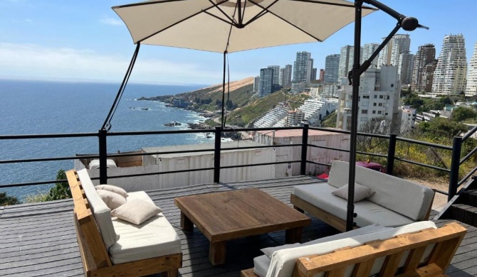 Linda casa con terraza y vista al mar